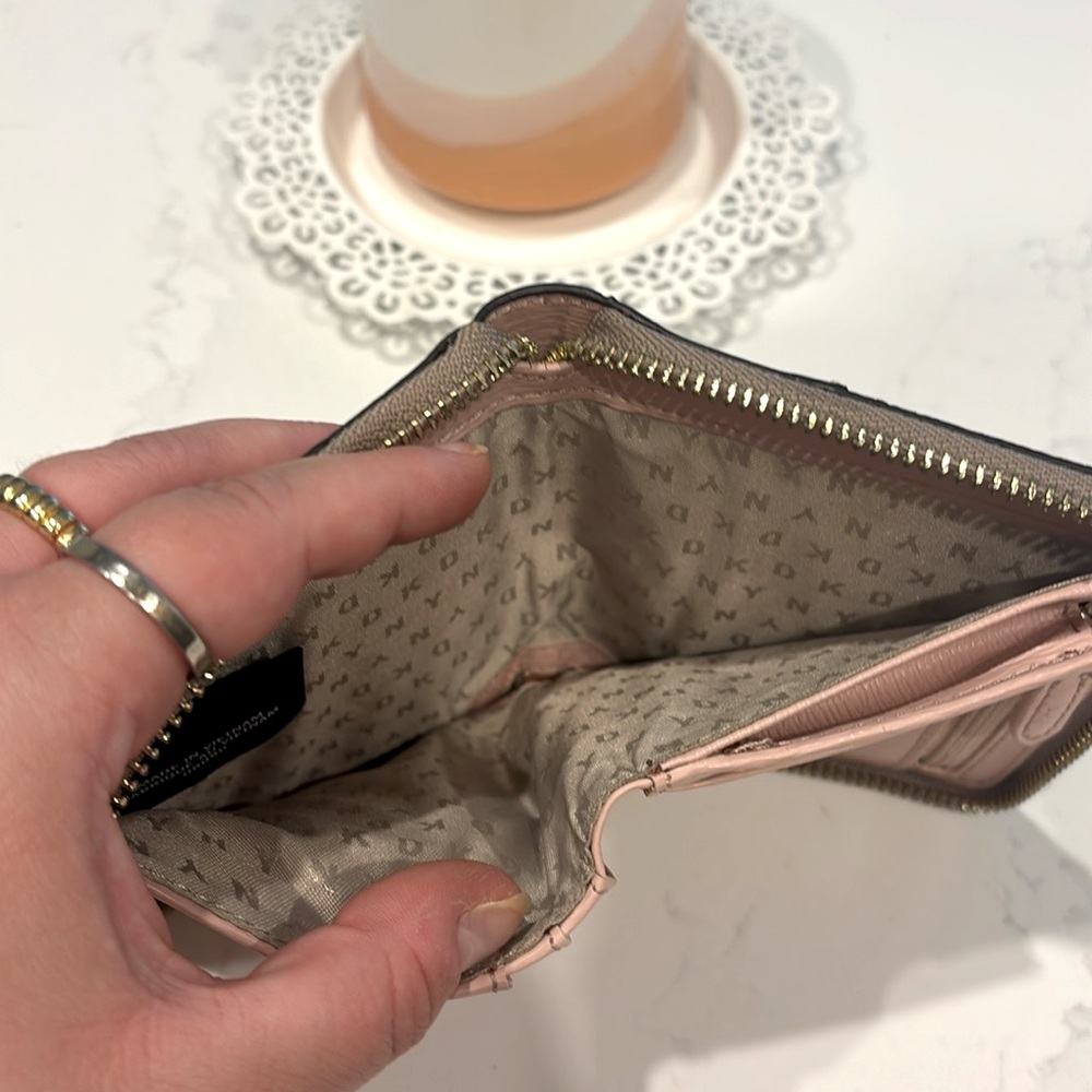DKNY Wallet - Picture 4 of 5